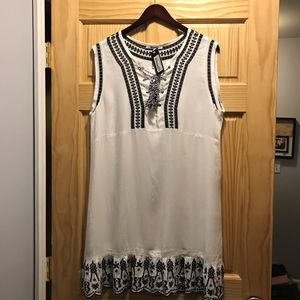 BB Dakota white black embroider dress NWT large